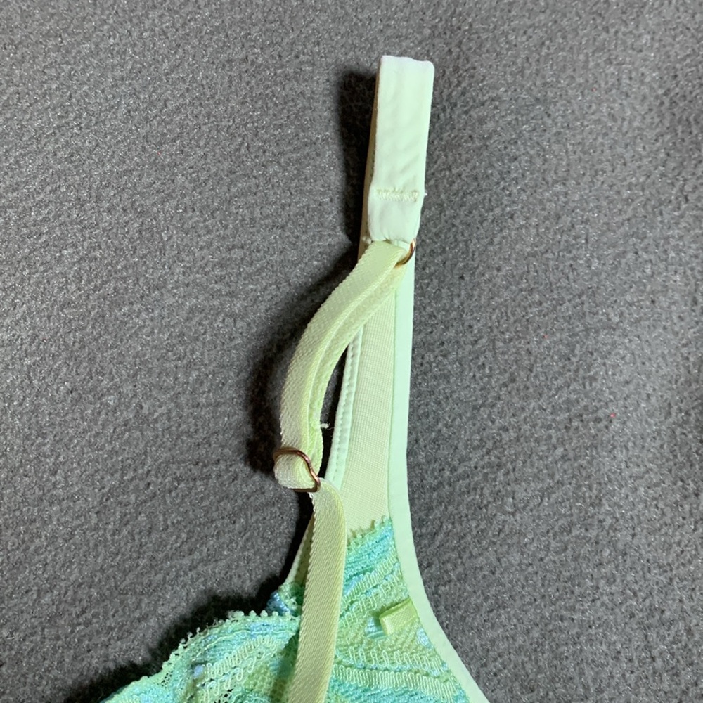 Victoria’s Secret Very Sexy green bra with lace details.  Size 34A - Picture 7 of 7